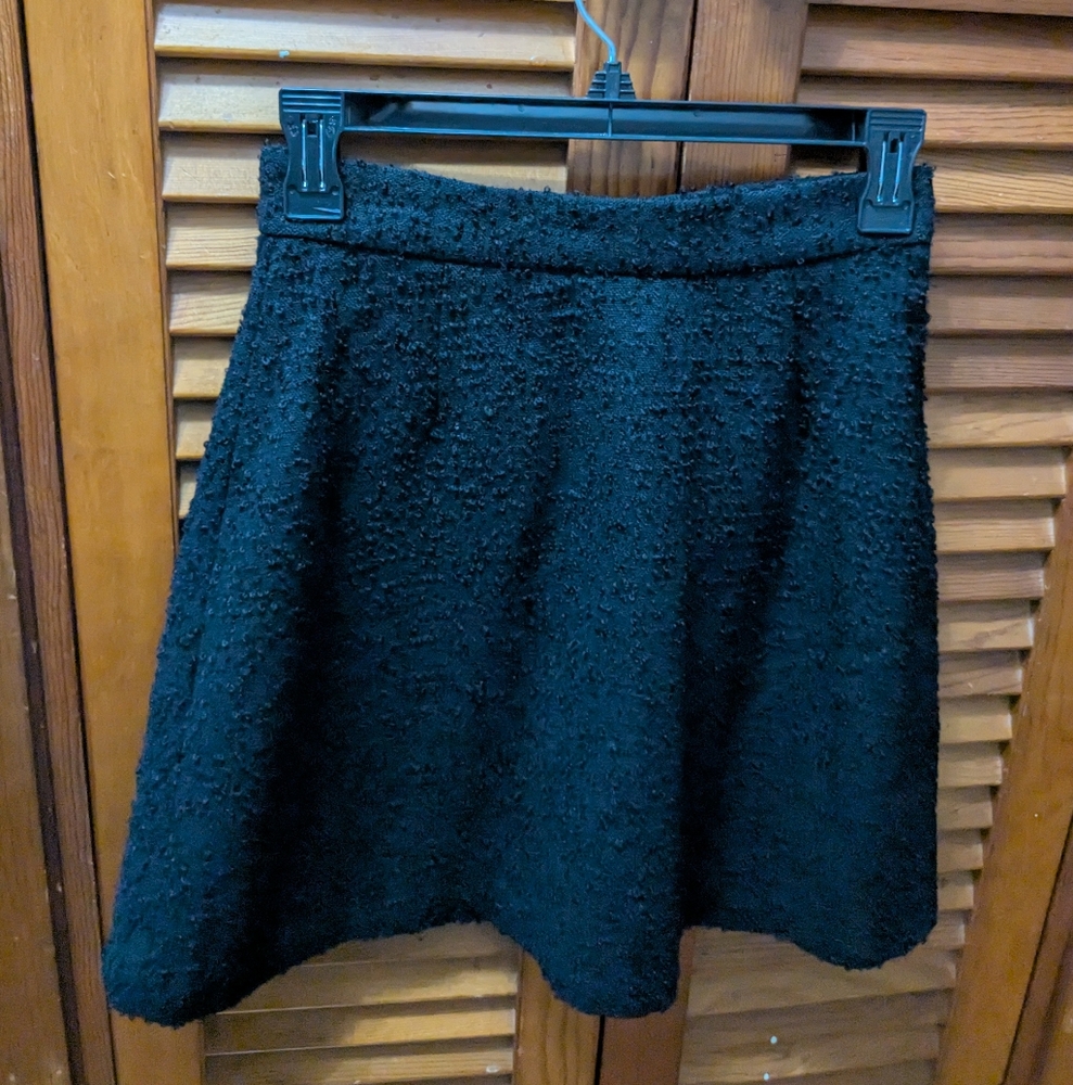 Elegant Black Textured Skirt - Picture 3 of 11